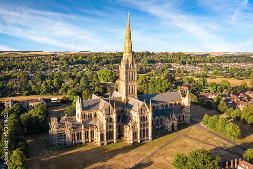 Tableau sur toile Salisbury cathedral from above at sunrise