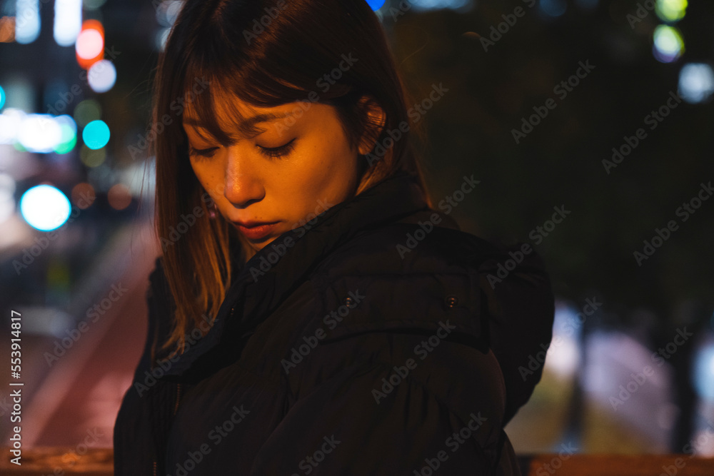 夜に散策する女性 夜に散策する女性