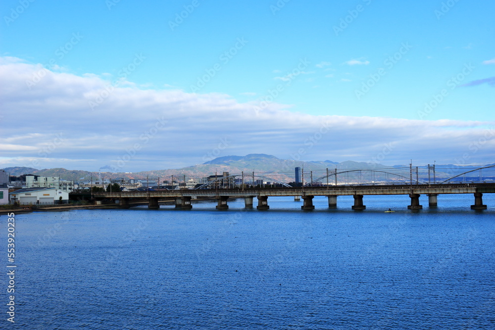 瀬田川を渡る橋と湖西の山