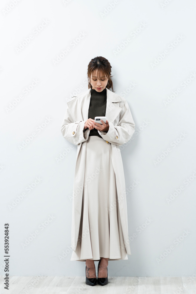 スマートフォンを使う女性