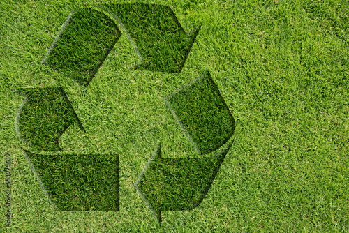 Recycling-Symbol auf einem Rasen