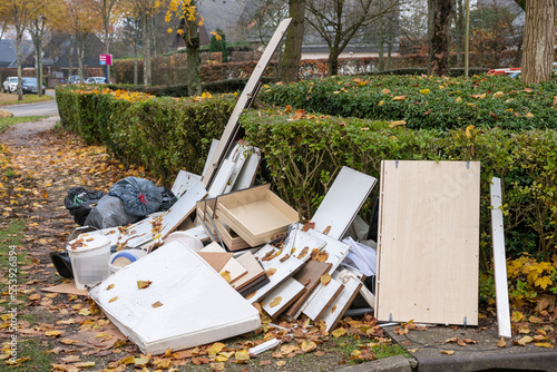 Tableau sur toile Dépôt sauvage de déchets de chantier sur la voie publique