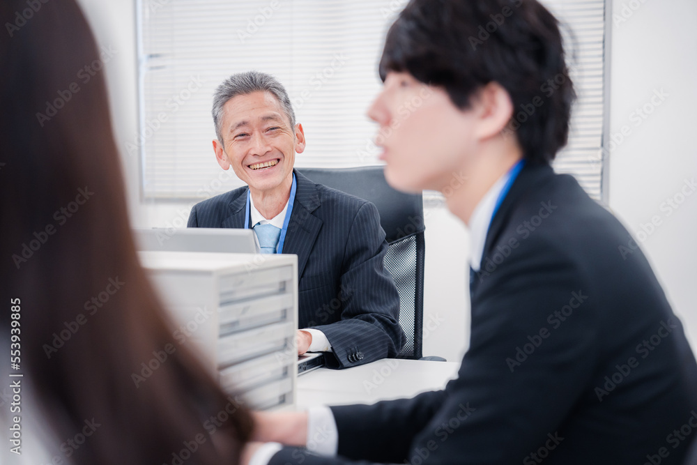 オフィスで働くミドルマネジメントの男性