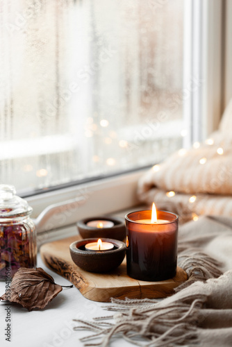 Obraz na płótnie warm cozy window arrangement, winter or autumn concept, candles throw lights w salonie