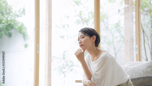 Foto 悩むミドル女性
