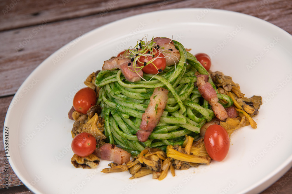 Recipe for spaghetti with spinach cream and smoked bacon, tomatoes and chanterelle mushrooms. High quality photo Recipe for spaghetti with spinach cream and smoked bacon, tomatoes and chanterelle mushrooms. High quality photo