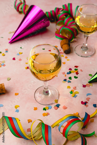 Zwei Gläser Schaumwein, Konfetti und Luftschlangen auf einem Tisch. Party, Neujahr.