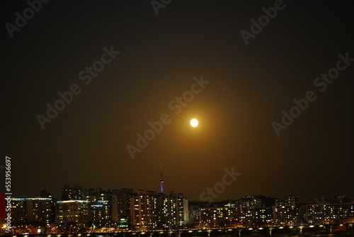 Wallpaper Mural 남산타워 보름달 꽂기 Torontodigital.ca