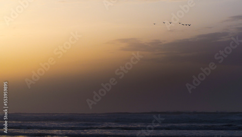 Coucher de soleil brumeux sur la plage de Moliets-et-Mâa, en période hivernale