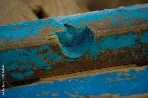 Macro di un pezzo di legno dipinto di azzurro, recuperato sulla spiaggia, portato dal mare in tempesta photo