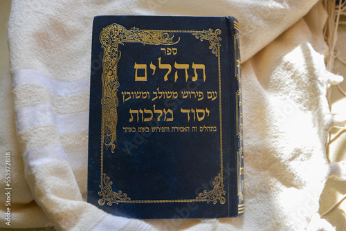 Foto Psalms in Hebrew jewish pslam used for pray Translate for the gold latter The b