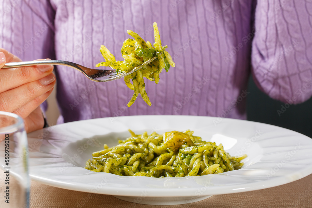 Trofie al pesto di basilico ligure con fagiolini e patate servite in un