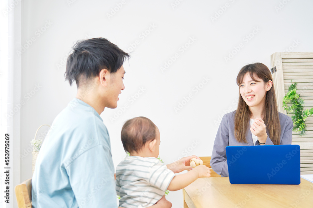 家でセールスレディと会話する男性 家でセールスレディと会話する男性