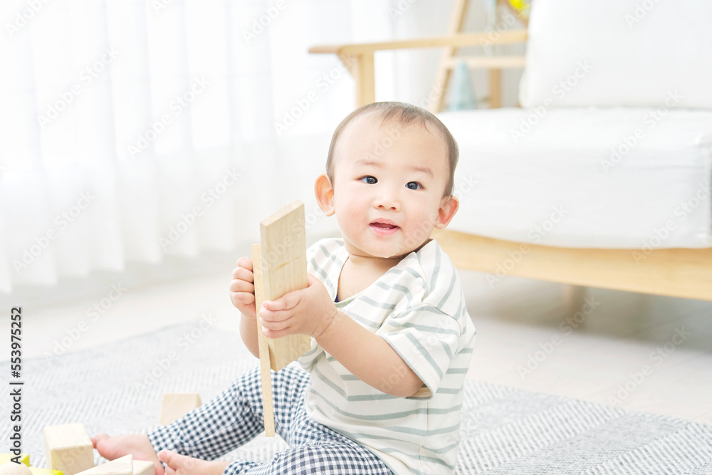 家で積み木で遊ぶ赤ちゃん