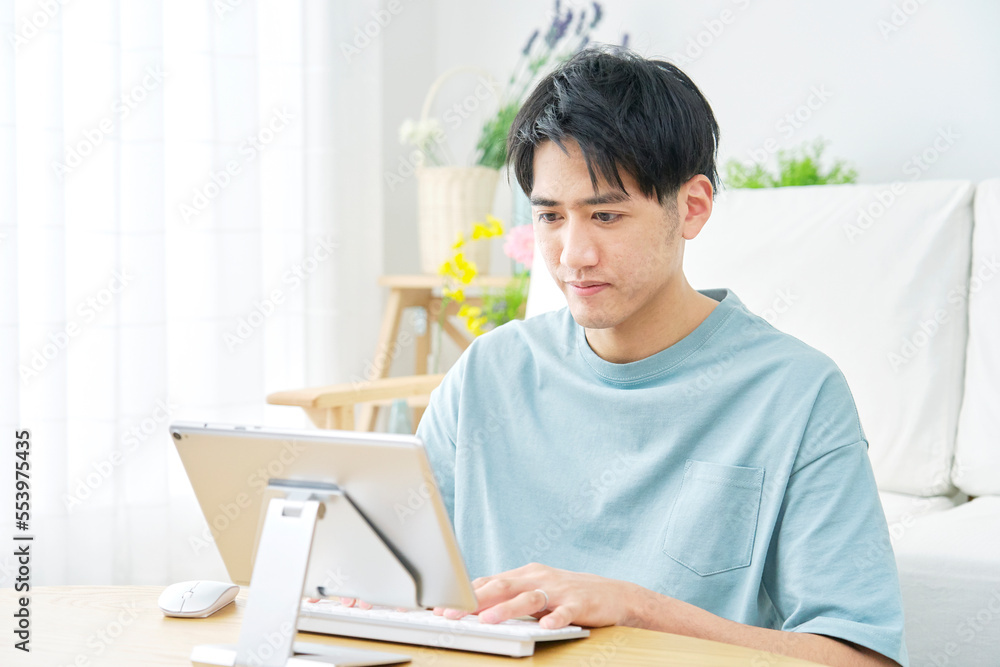 家でタブレットを使う男性 家でタブレットを使う男性