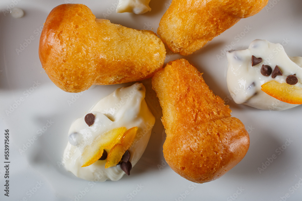 Babà napoletani serviti con ricotta siciliana, gocce di cioccolato e ...