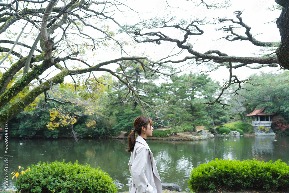 森林公園を観光する女性 森林公園を観光する女性
