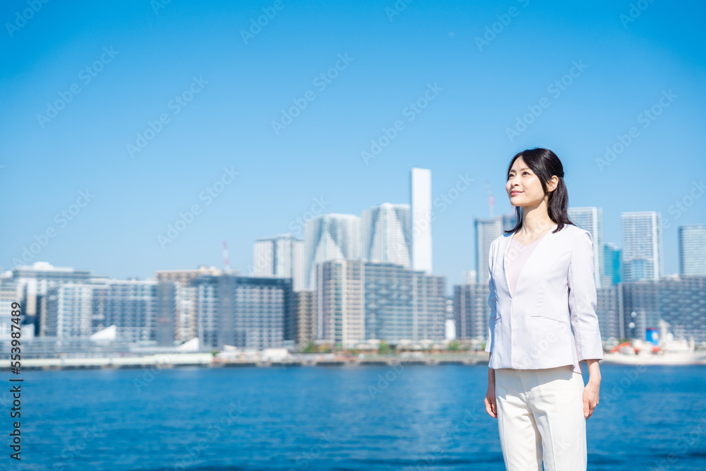 外の空気を吸ってリフレッシュするビジネスウーマン