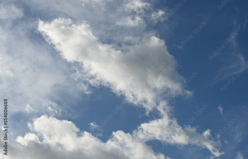 Fondo natural con varias nubes de color blanco y cielo de tonos azules Fondo natural con varias nubes de color blanco y cielo de tonos azules