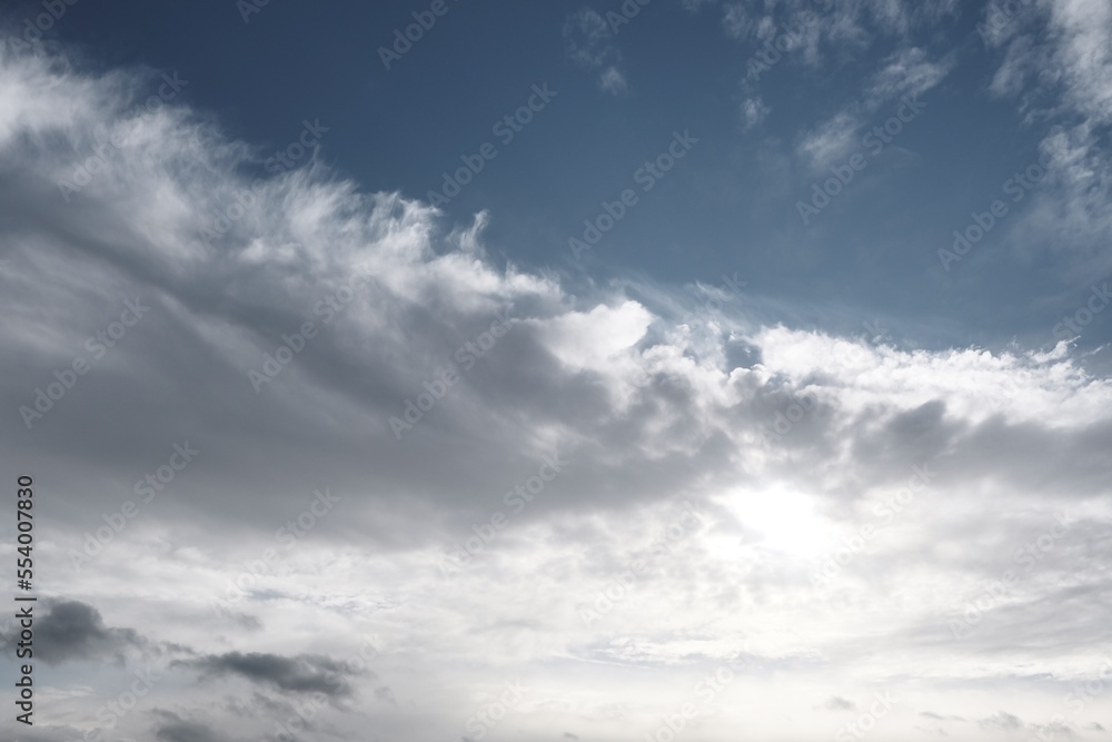 Obraz premium Dramatische Wolken als Hintergrund am farbigen Himmel