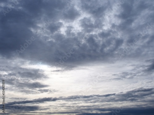 Dramatische Wolken als Hintergrund am farbigen Himmel