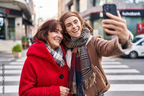 Two women mother and daughter make selfie by smartphone at street © Krakenimages.com