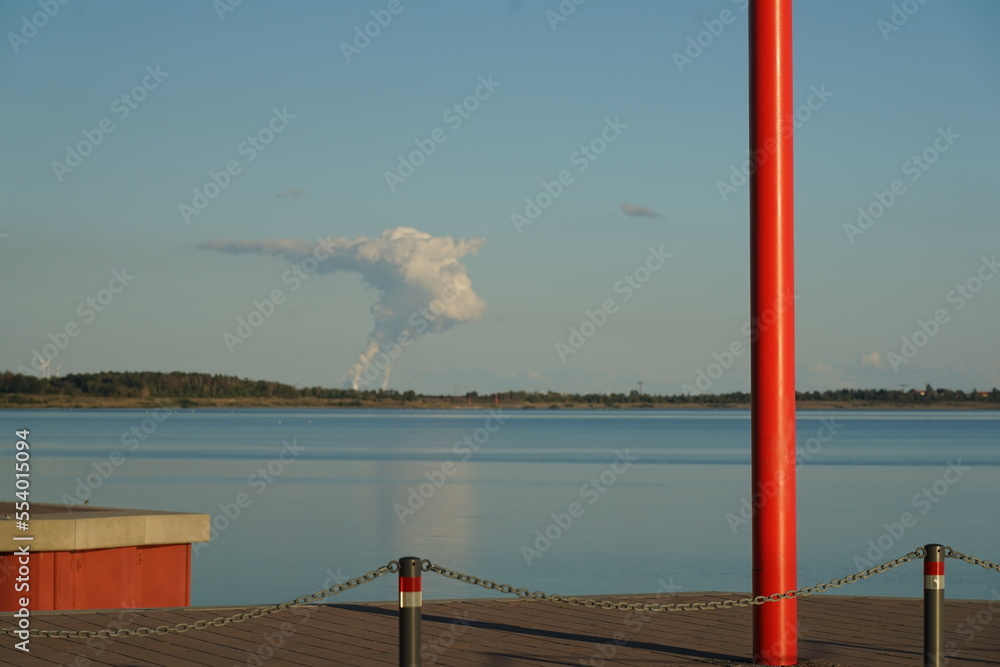 Blick vom neuen Hafen in Grossraeschen über den See zur Rauchwolke