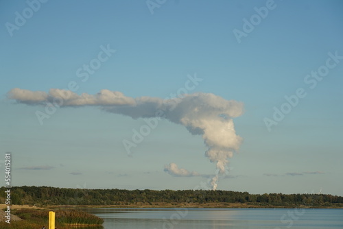 Blick vom neuen Hafen in Grossraeschen über den See zur Rauchwolke photo