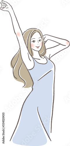 気持ちよく伸びをする女性