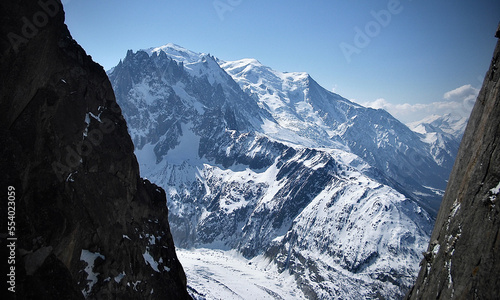 Glacier et chaine de montagnes dans la vall  e de Chamonix  France  haute savoie  rhone alpes
