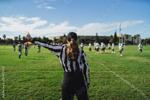 Konstfotografi Mujer arbitro en partido de futbol americano