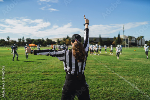 Mujer arbitro en partido de futbol americano  photo
