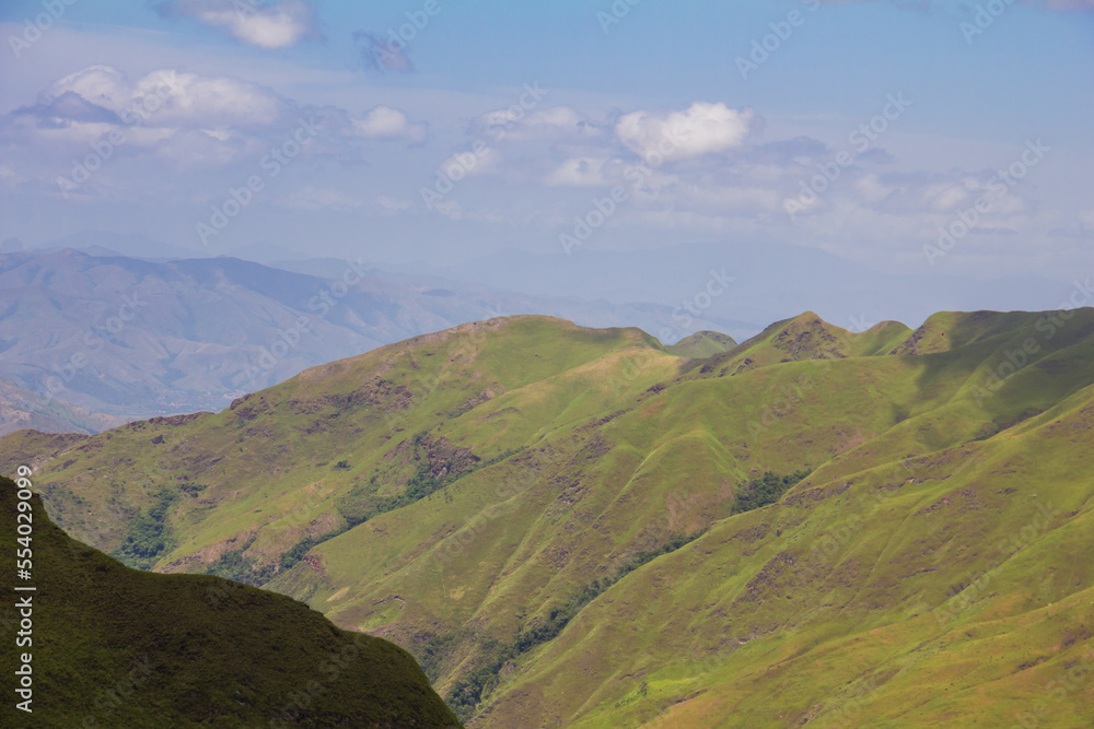Paisaje de montaña con cielo despejado. Paisaje de montaña con cielo despejado.