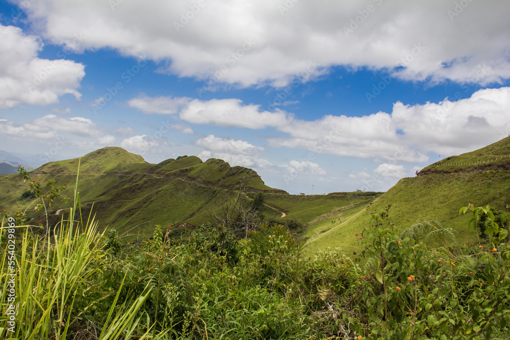 Naklejka premium Paisaje de montaña con cielo despejado.