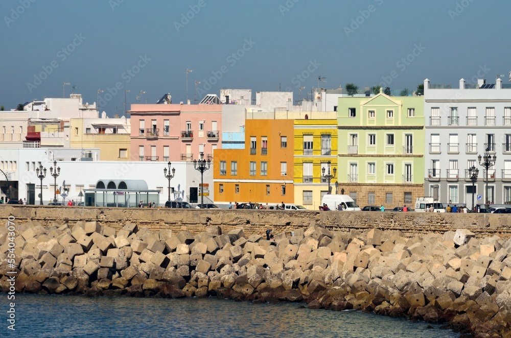Edificios de colores en la Avenida Campo del Sur, Cádiz, Andalucía