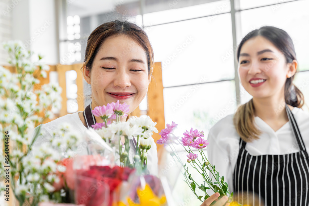 group of female florists Asians are arranging flowers for customers who come to order them for various ceremonies such as weddings, Valentine's Day or to give to loved ones. group of female florists Asians are arranging flowers for customers who come to order them for various ceremonies such as weddings, Valentine's Day or to give to loved ones.