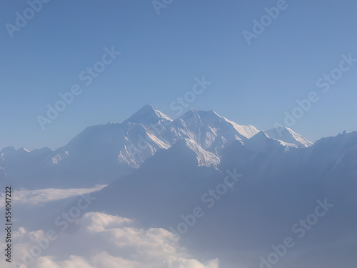 Mount Everest fotografiert aus einem Flugzeug an einem wolkenlosen Tag