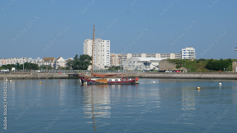 Calais altes  Boot vor modernem Hintergrund