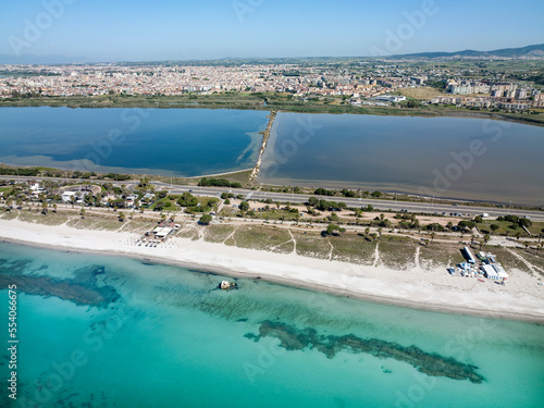 visione aerea del Poetto di Cagliari (CA) Italia e dello stagno di Molentargius - sullo sfondo si vede la città.
