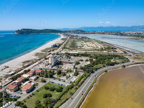 visione aerea del Poetto di Cagliari (CA) Italia e dello stagno di Molentargius - sullo sfondo si vede la "Sella del Diavolo"