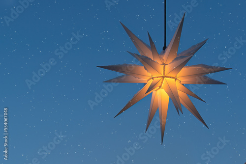 weihnachtlicher Stern mit Schneefall (Herrnhuter Stern) photo