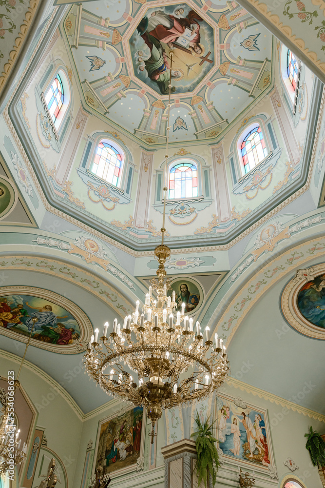 The central dome in the church with a large chandelier.