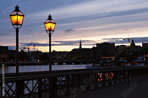 Lampadaires sur le pont de Skeppsholmen à Stockholm au crépuscule © Pascal