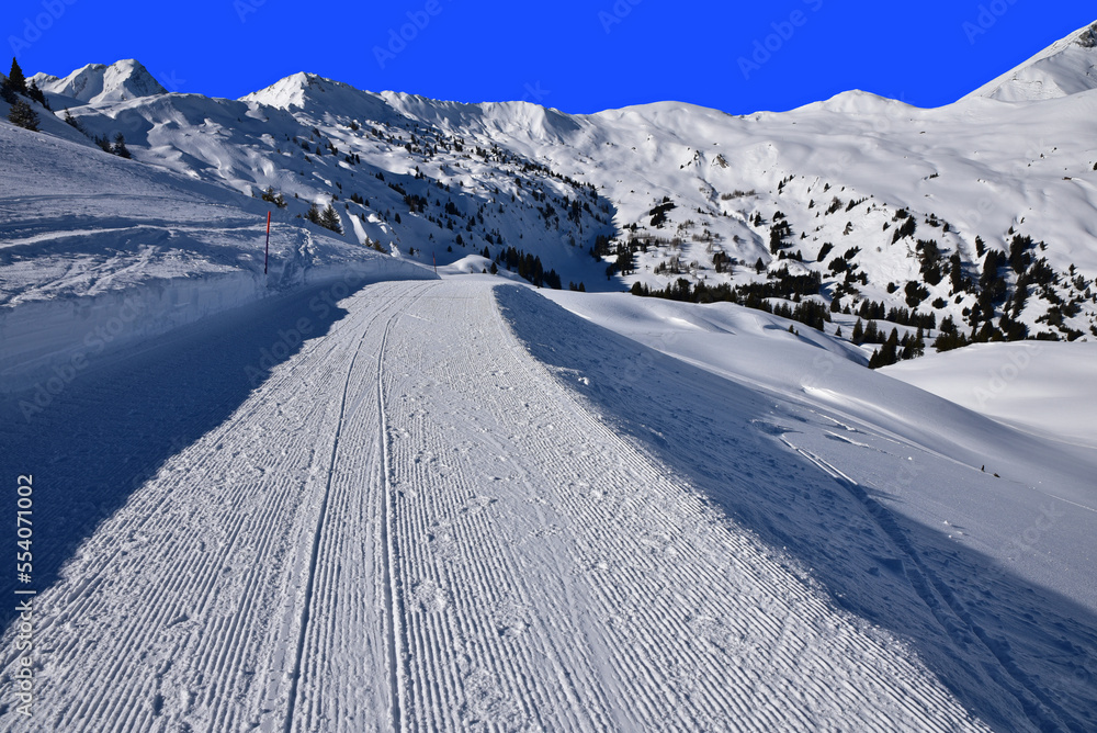 Piste déneigée dans les Alpes suisses Piste déneigée dans les Alpes suisses