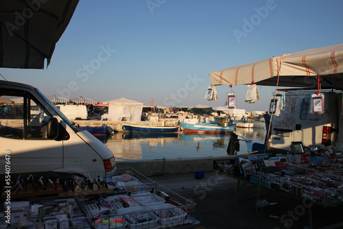 Boote am Hafen von Campomarino w  hrend des Marktes