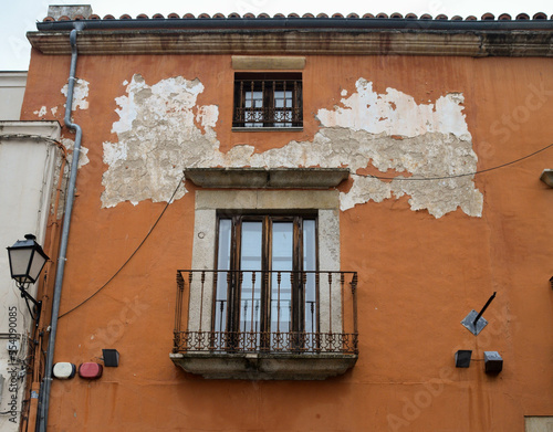 Canvas-taulu Detail of the facade of a house in poor condition due to inclement weather
