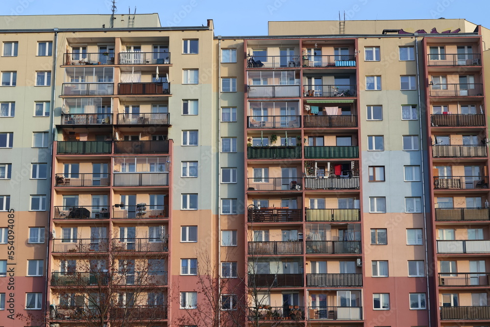 Stare komunistyczne bloki z wielkiej płyty w europie wschodniej. Wieżowiec,  - obrazy, fototapety, plakaty 