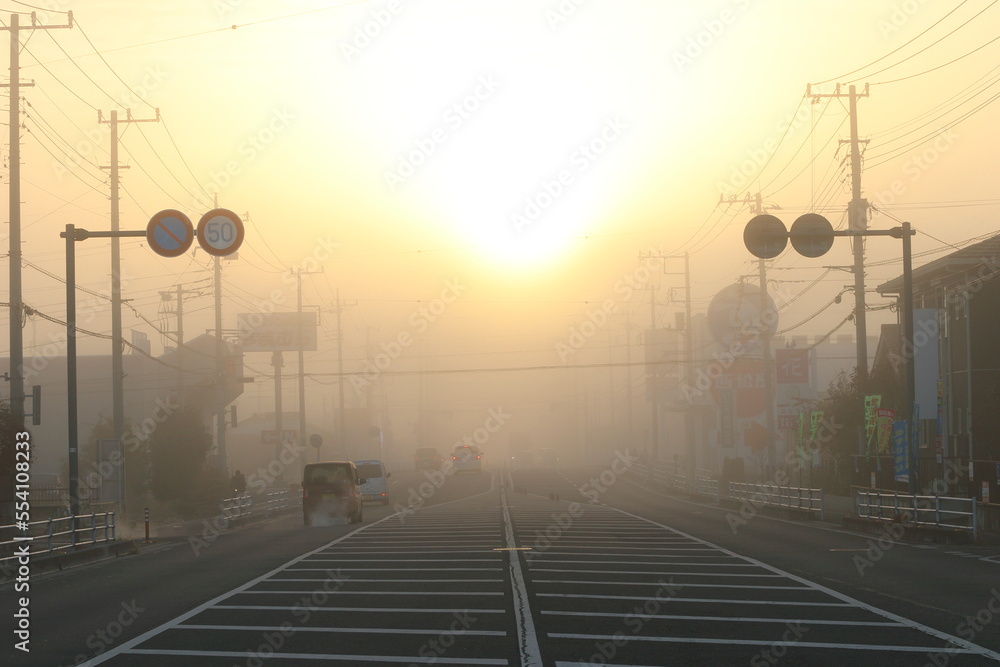 霧の朝 朝日の街の風景