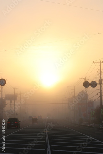 霧の朝 朝日の街の風景 © Orange Bowl