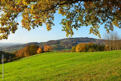 Fototapeta Naklejka Na Ścianę i Meble -  Herbstliche Landschaft von der Schönen Aussicht südlich von Lindenfels im Odenwald mit Blick zum Krehberg